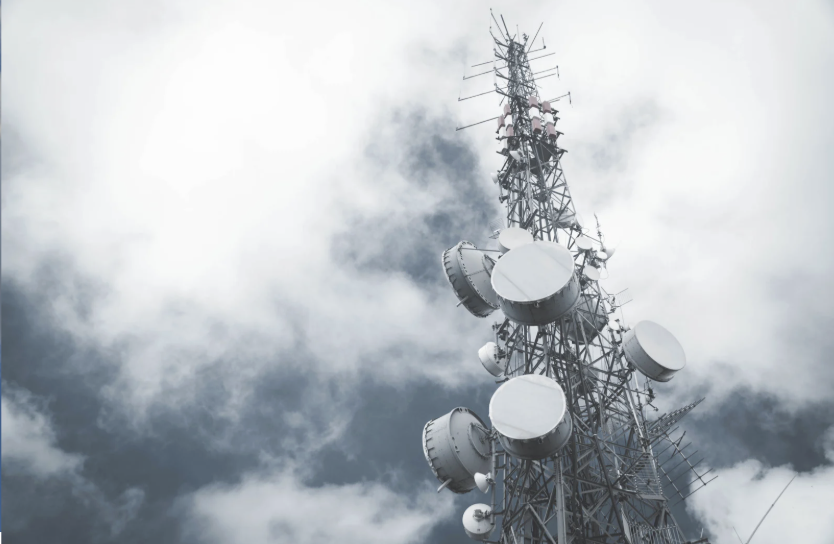 Mât de télécommunications illustrant la transmission et les interférences de signaux