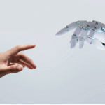 Deux mains, l’une humaine et l’autre robotisée, se rejoignent pour symboliser la collaboration entre l’humain et l’intelligence artificielle.